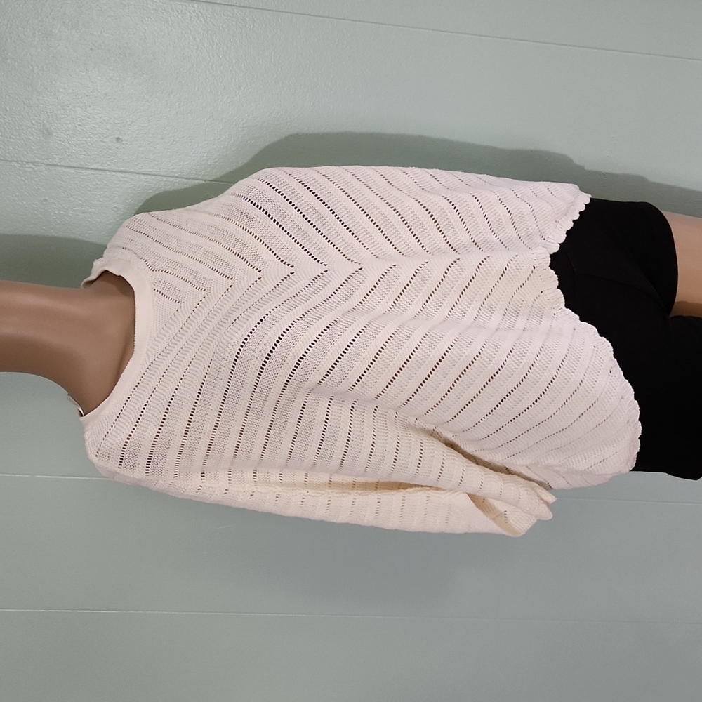 Calligraphic Knit Blouse - Picture 2 of 11